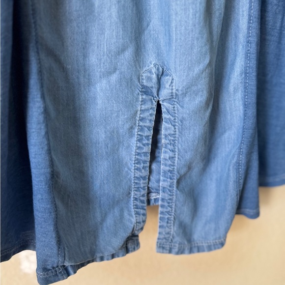 Bella Dahl sleeveless collared button down chambray shirt size medium - Picture 7 of 9